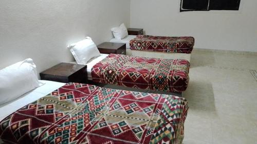 فندق رحيق الذهبي tesisinde bir odada yatak veya yataklar