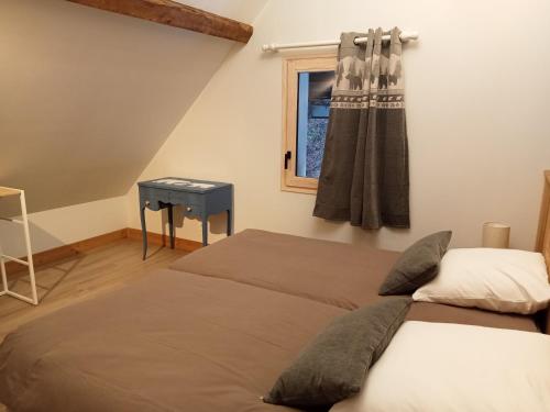 een slaapkamer met 2 bedden en een raam bij la grande ourse in Planay