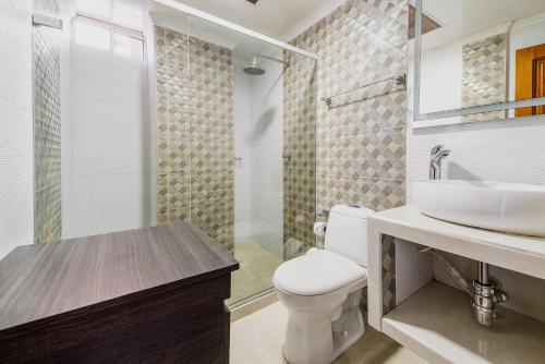 Villa Santos Apartaestudios في بارانكويلا: حمام مع مرحاض ومغسلة ودش