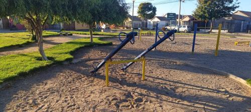 un parque infantil vacío con un tobogán en un parque en Casa en la serena, en La Serena