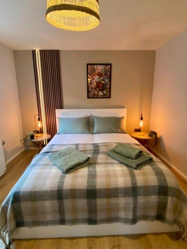 - une chambre avec un lit et 2 oreillers dans l'établissement Central Crewe - Modern 1BR Haven, à Crewe