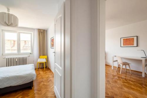 1 dormitorio con cama, escritorio y mesa en Lovely 1-BDR apartment with view of Cathedral, en Sofía