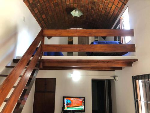 サンベルナルドにあるRefugio Atlánticoのハシゴ付きのリビングルームのロフトベッド