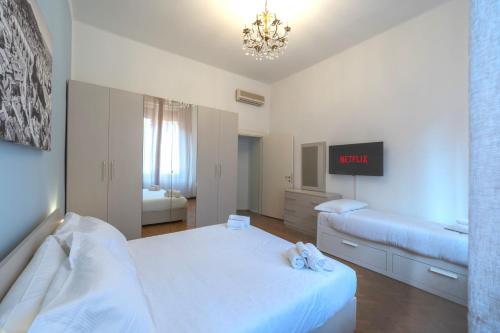 1 dormitorio con 2 camas y reloj en la pared en Suite in the center of Bologna, en Bolonia