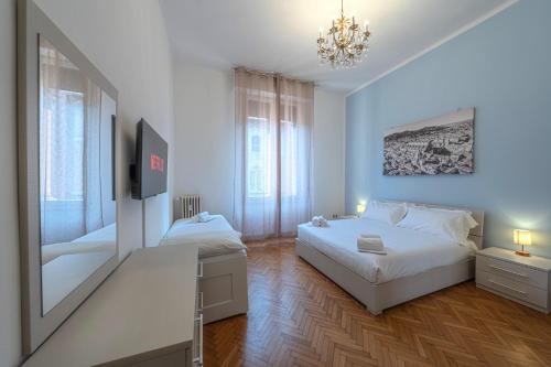 Un dormitorio con dos camas y un espejo. en Suite in the center of Bologna, en Bolonia