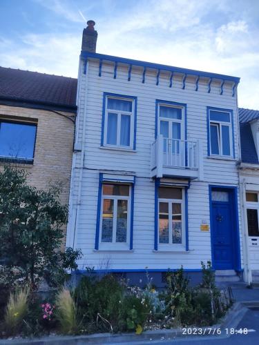 Jolie Maison en Bois Authentique