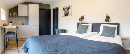 Un pat sau paturi într-o cameră la Barn24 - The Sty