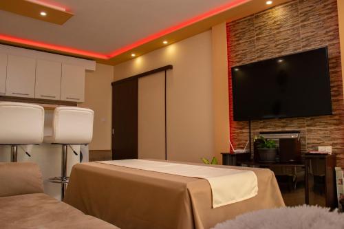 Habitación con cama y TV de pantalla plana. en Newly renovated 2 bedroom apartment in Sofia, en Sofía