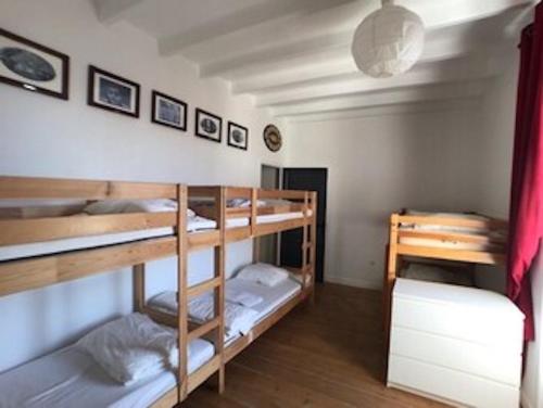 une chambre avec trois lits superposés dans l'établissement Grande maison familiale 10-12 pers avec piscine privée, à Champagné-les-Marais
