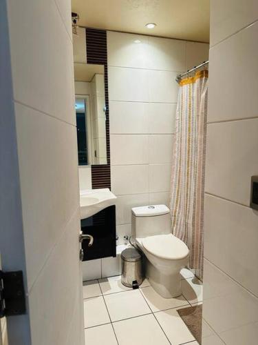 a bathroom with a toilet and a sink at Departamento en Las Condes in Santiago