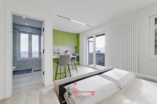 1 Schlafzimmer mit einem großen Bett und einer Küche in der Unterkunft Home Sofia Room 5, for Couples -By EasyLife Swiss in Lugano