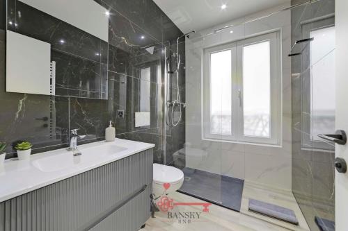 ein Bad mit einer Dusche, einem Waschbecken und einem WC in der Unterkunft Home Sofia Room 5, for Couples -By EasyLife Swiss in Lugano