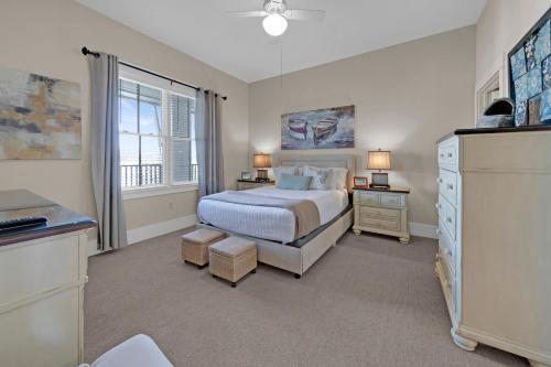 ein Schlafzimmer mit einem Bett und einem großen Fenster in der Unterkunft Redfish Village 409 top floor stay on 30A in Seagrove Beach