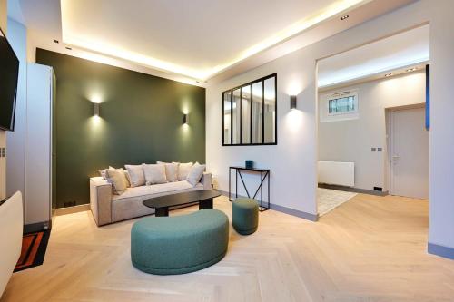 un salon avec un canapé et une table dans l'établissement Appartement Chic - 1BR 4P - Tour Eiffel Invalides, à Paris