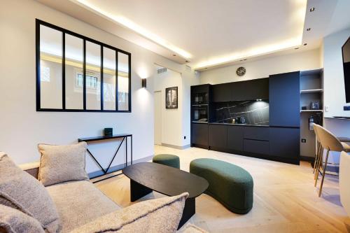 un salon avec un canapé et une table dans l'établissement Appartement Chic - 1BR 4P - Tour Eiffel Invalides, à Paris