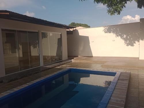 una piscina frente a una casa en UM POUCO DE NATUREZA NO LAR en Manaos