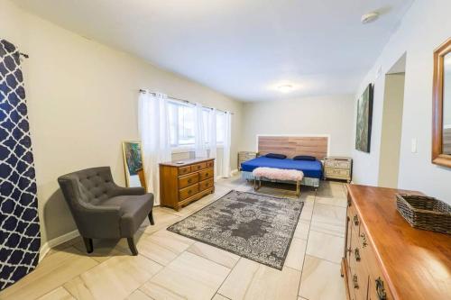a bedroom with a bed and a chair and a desk at Spacious 3BR 3 Bath close to Niagara Falls in Niagara Falls