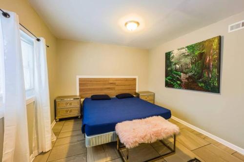 een slaapkamer met een bed en een schilderij aan de muur bij Spacious 3BR 3 Bath close to Niagara Falls in Niagara Falls