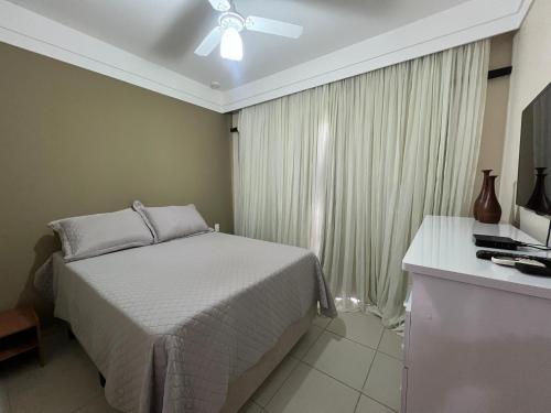 1 dormitorio con 1 cama y ventilador de techo en Aldeia das Águas Park Resort - Quartier - Flat B102 en Barra do Piraí