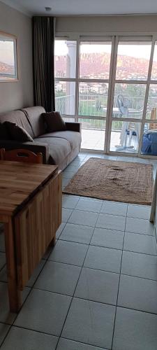 ein Wohnzimmer mit einem Sofa und einem Tisch in der Unterkunft CAP ESTEREL VILLAGE VACANCES T2 vue mer AGAY in Saint-Raphaël