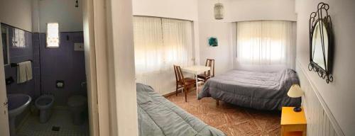 una piccola camera con letto e bagno di HOTEL MORASHÁ a Mar del Plata