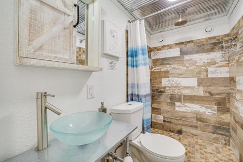 y baño con lavabo y aseo. en Chippewa Falls Vacation Rental 6 Mi to Eau Claire, en Chippewa Falls