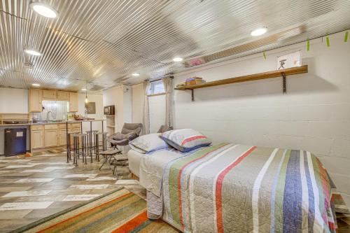 ein Schlafzimmer mit einem Bett und eine Küche in einem Zimmer in der Unterkunft Chippewa Falls Vacation Rental 6 Mi to Eau Claire in Chippewa Falls