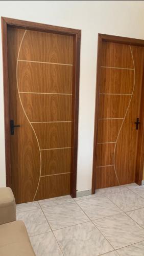 um par de portas de madeira num quarto em Casa praia Serrambi em Porto de Galinhas