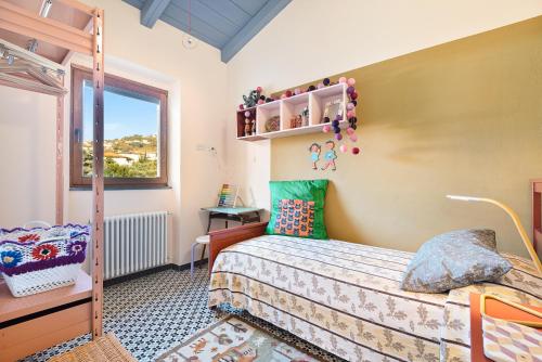 - une chambre avec des lits superposés et une fenêtre dans l'établissement Rosso Malpelo, à La Spezia