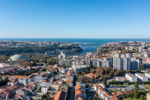 een luchtzicht op een stad met gebouwen bij Soho Porto in Porto