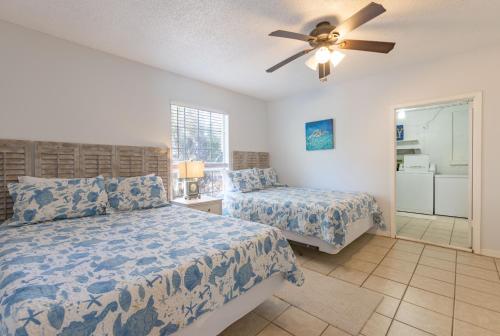 Un dormitorio con dos camas y un ventilador de techo. en Sun Of A Beach, en Gulf Highlands