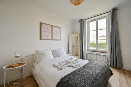 une chambre avec un grand lit blanc avec une fenêtre dans l'établissement Ptit Villemomble - Wifi - Paris & Disney, à Villemomble