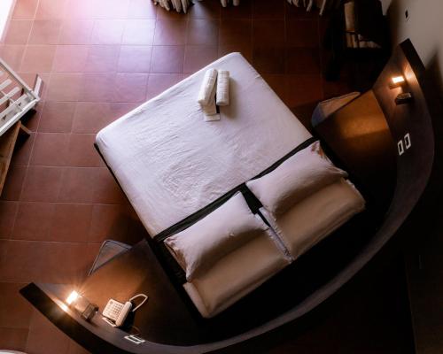 a cake shaped like a couch in a room at Agriturismo Opera 02 in Castelvetro di Modena