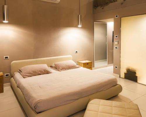 1 cama grande en una habitación con espejo en Agriturismo Opera 02, en Castelvetro di Modena