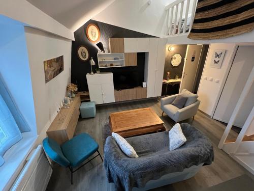 un salon avec un canapé et une chaise dans l'établissement La Petite Place Lille St Maurice, à Lille