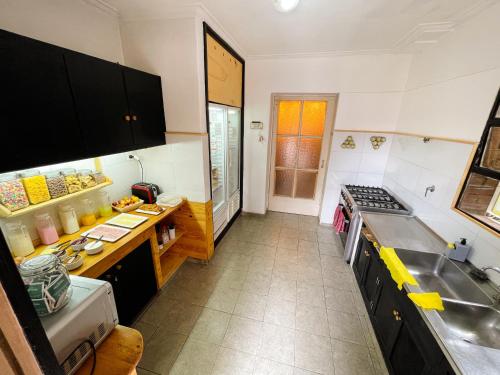 uma cozinha com um lavatório e uma bancada em Mora Hostel em Mendoza