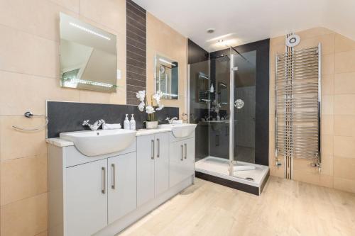 a bathroom with two sinks and a shower at Wheatlands Lodge-Windermere - Award Winning - Adult Only - Car Park in Windermere