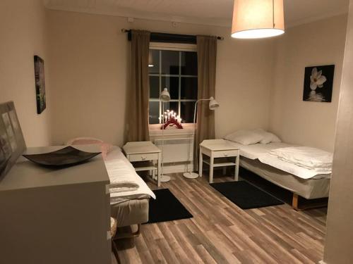 オーレにある8 bed house in Vik, Åreのベッド2台と窓が備わる小さな客室です。