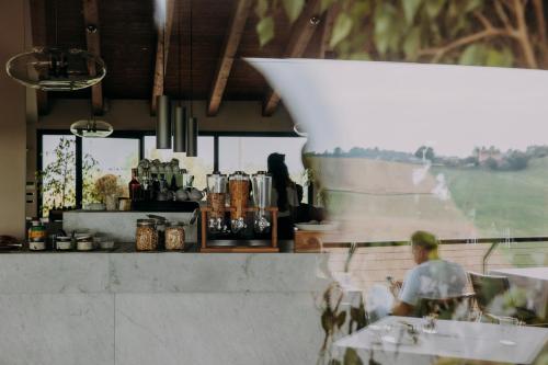 een vrouw die aan een balie in een restaurant zit bij Agriturismo Opera 02 in Castelvetro di Modena