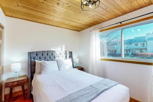 Un dormitorio con una cama grande y una ventana en Blue Mountain Magic en Blue Mountains