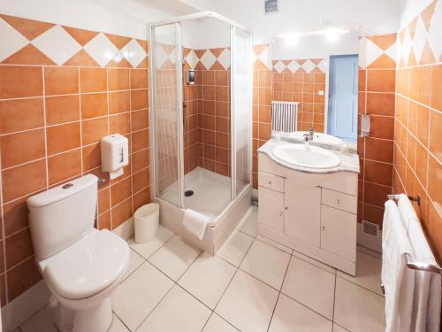 une salle de bain avec toilettes, douche et lavabo dans l'établissement Auberge de la Tour, à Aups