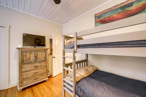- une chambre avec 2 lits superposés et une télévision dans l'établissement Cozy Bear Lake Retreat Hike, Boat and Unwind!, à Tuckasegee