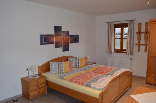 een slaapkamer met een bed, een dressoir en een raam bij Gästezimmer Peterbauer in Dorfgastein