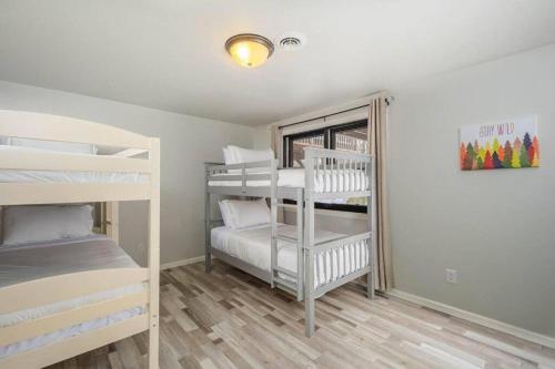 Cette chambre comprend 2 lits superposés et une fenêtre. dans l'établissement Green Bay Cozy home, 3 bed rooms, 6 beds, 2 bath, à Green Bay