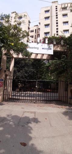una puerta con un cartel delante de un edificio en Service Apartment Near Rameshwaram Cafe Brookefield, en Bangalore