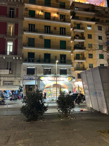 duży budynek apartamentowy przed budynkiem w obiekcie napoliurbansuite w mieście Napoli