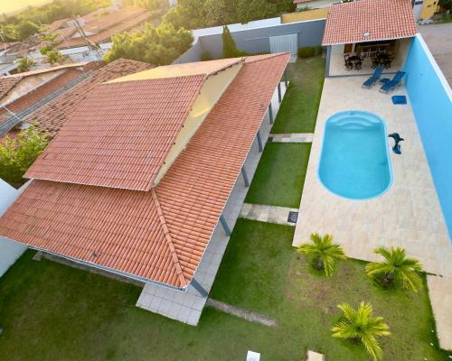een uitzicht op een dak van een huis met een zwembad bij Recanto das Margaridas in Pindoretama