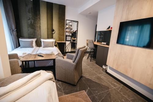 瓦列沃的住宿－Sunshine apartments - Valjevo，酒店客房设有两张床和一台平面电视。
