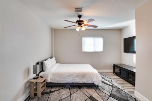 Schlafzimmer mit einem Bett und einem Deckenventilator in der Unterkunft Modern Las Vegas Home with Pool, 5 Mi to The Strip! in Las Vegas