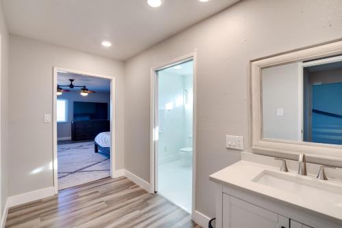 ein Bad mit einem Waschbecken und einem Spiegel in der Unterkunft Modern Las Vegas Home with Pool, 5 Mi to The Strip! in Las Vegas